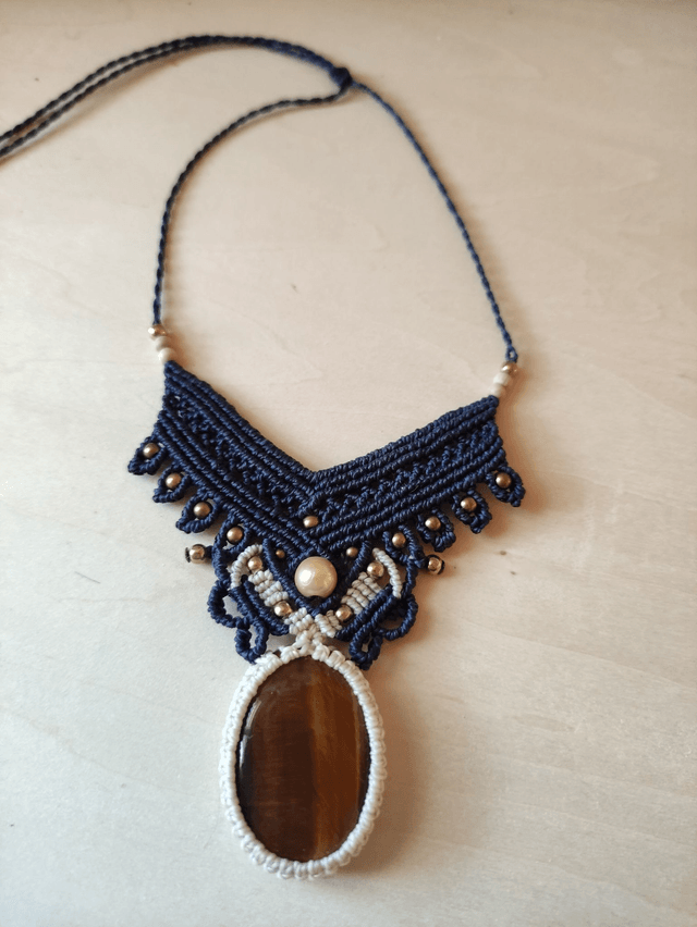 Collier bleu et beige avec oeil de tigre
