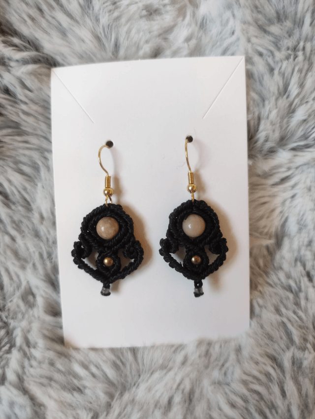 Boucles d'oreilles noires avec pierre de soleil