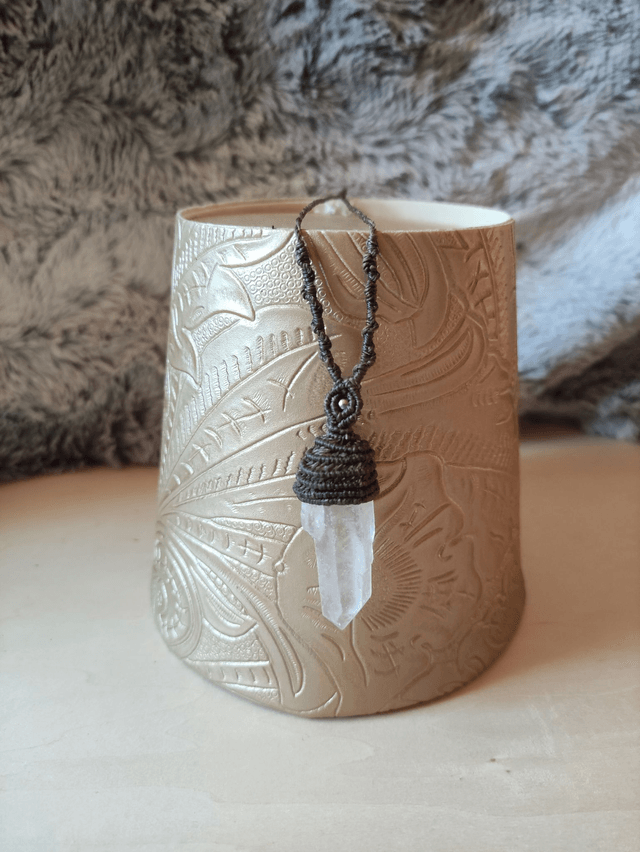 Collier noir avec cristal de roche