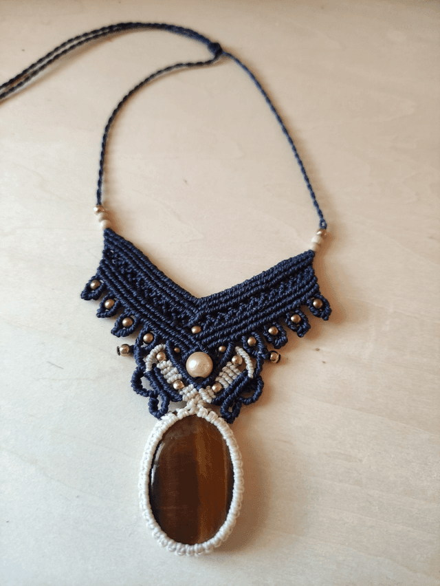 Collier bleu et beige avec oeil de tigre