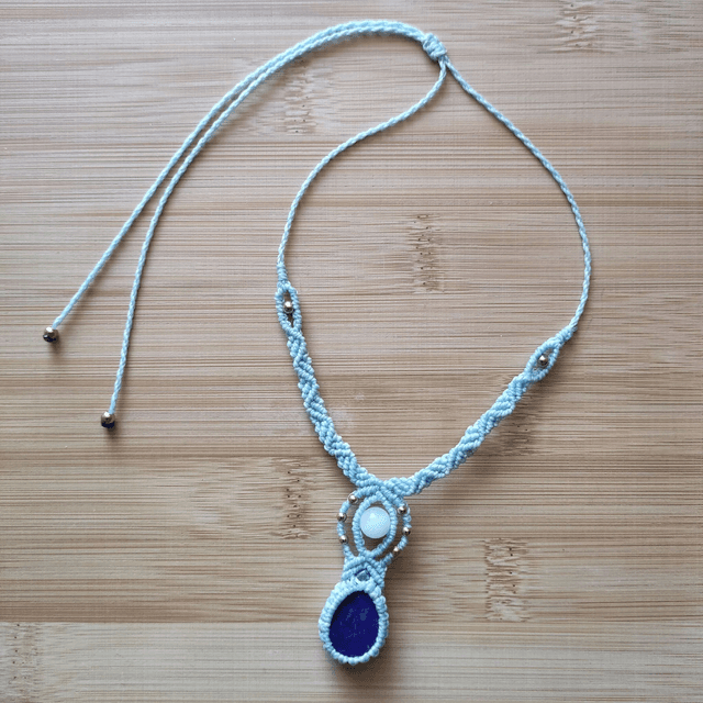 Collier bleu clair avec lapis lazuli