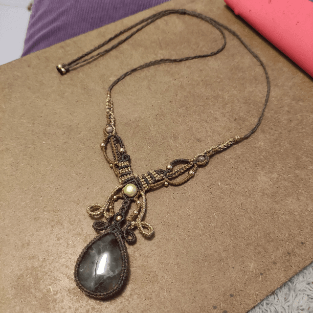 Collier kaki et doré avec préhnite rutile