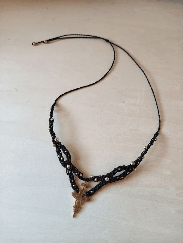 Collier noir avec estampe lotus et perles dorées